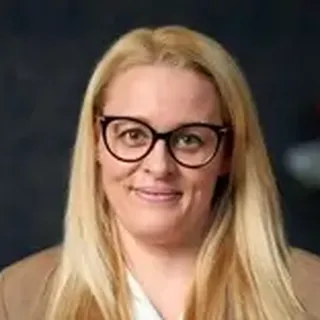 Dr. Juni Eszter